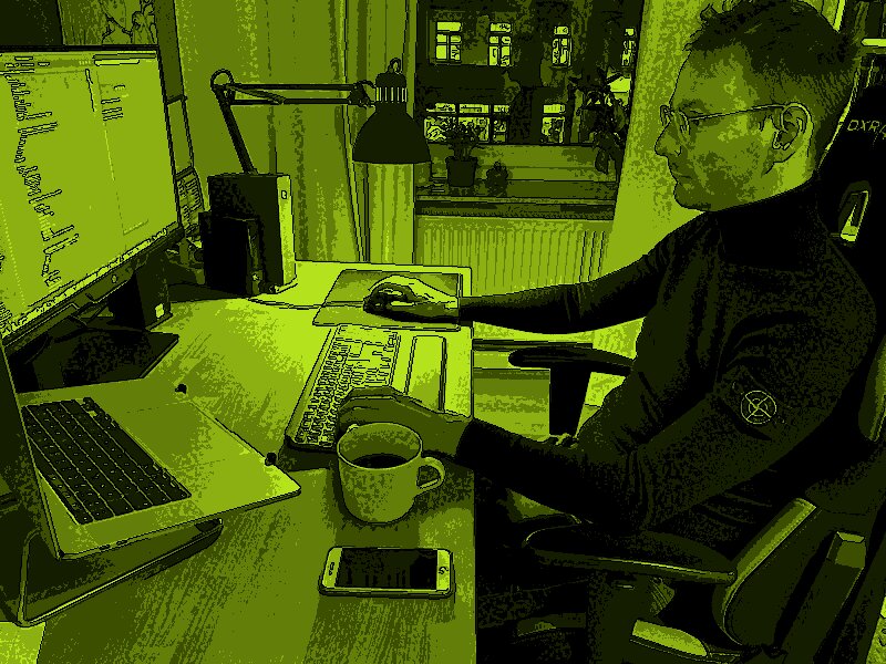 Mario am Schreibtisch